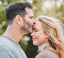 Zapewnij sobie miłość i wierność na zawsze. Zastosuj pocałunek czakry trzeciego oka