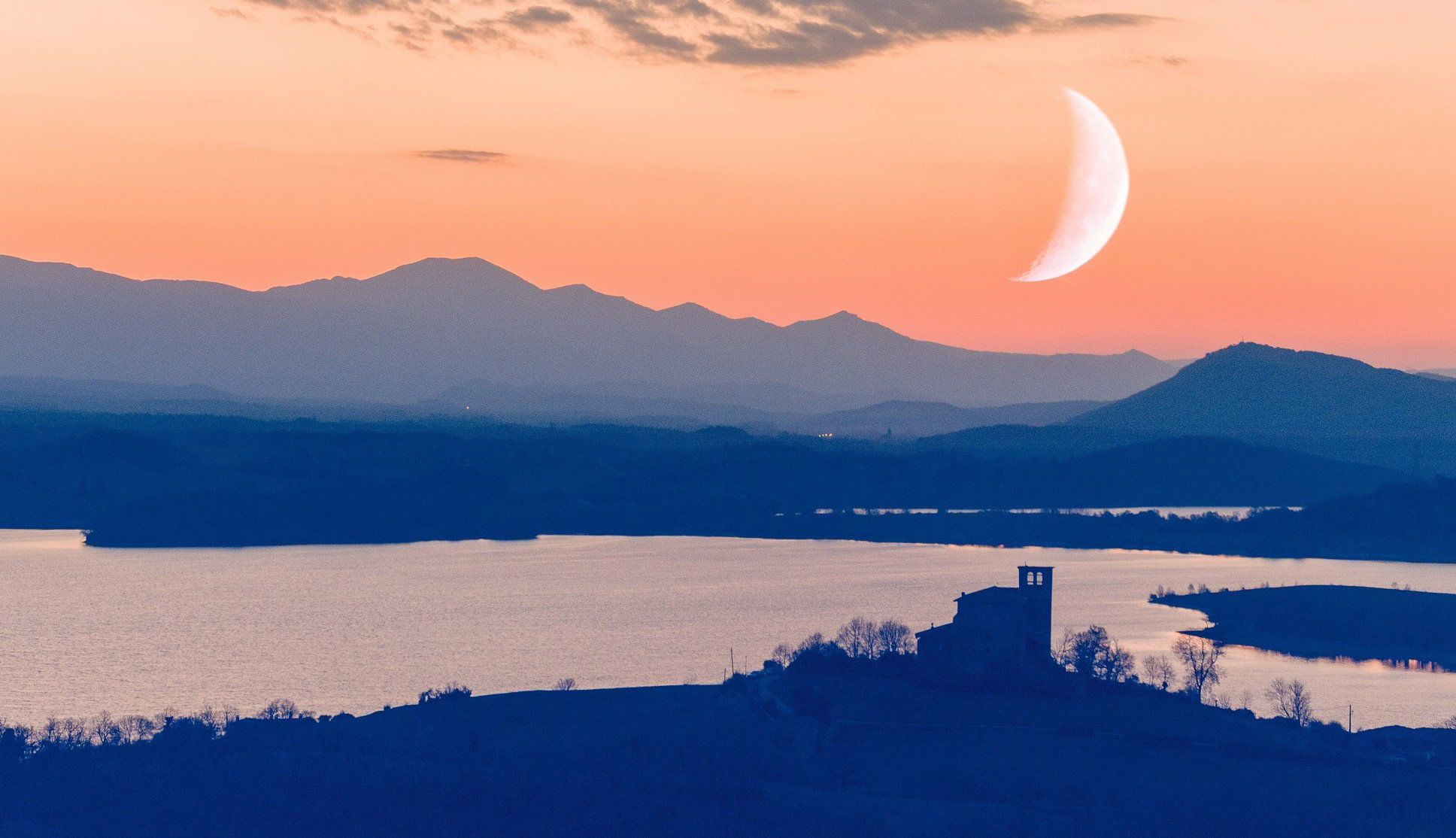 Kobiecy rytuał na pierwszą kwadrę Księżyca. Przyciągnie szczęście i miłość do twojego życia