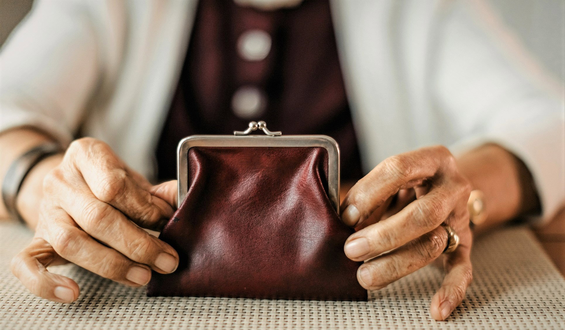 Nigdy nie rób tego ze starym portfelem. Uważaj, możesz ściągnąć pecha i wielkie straty