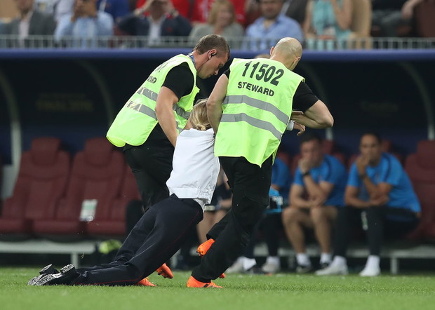 Pussy Riot wbiegły na boisko podczas Mistrzostw Świata 2018