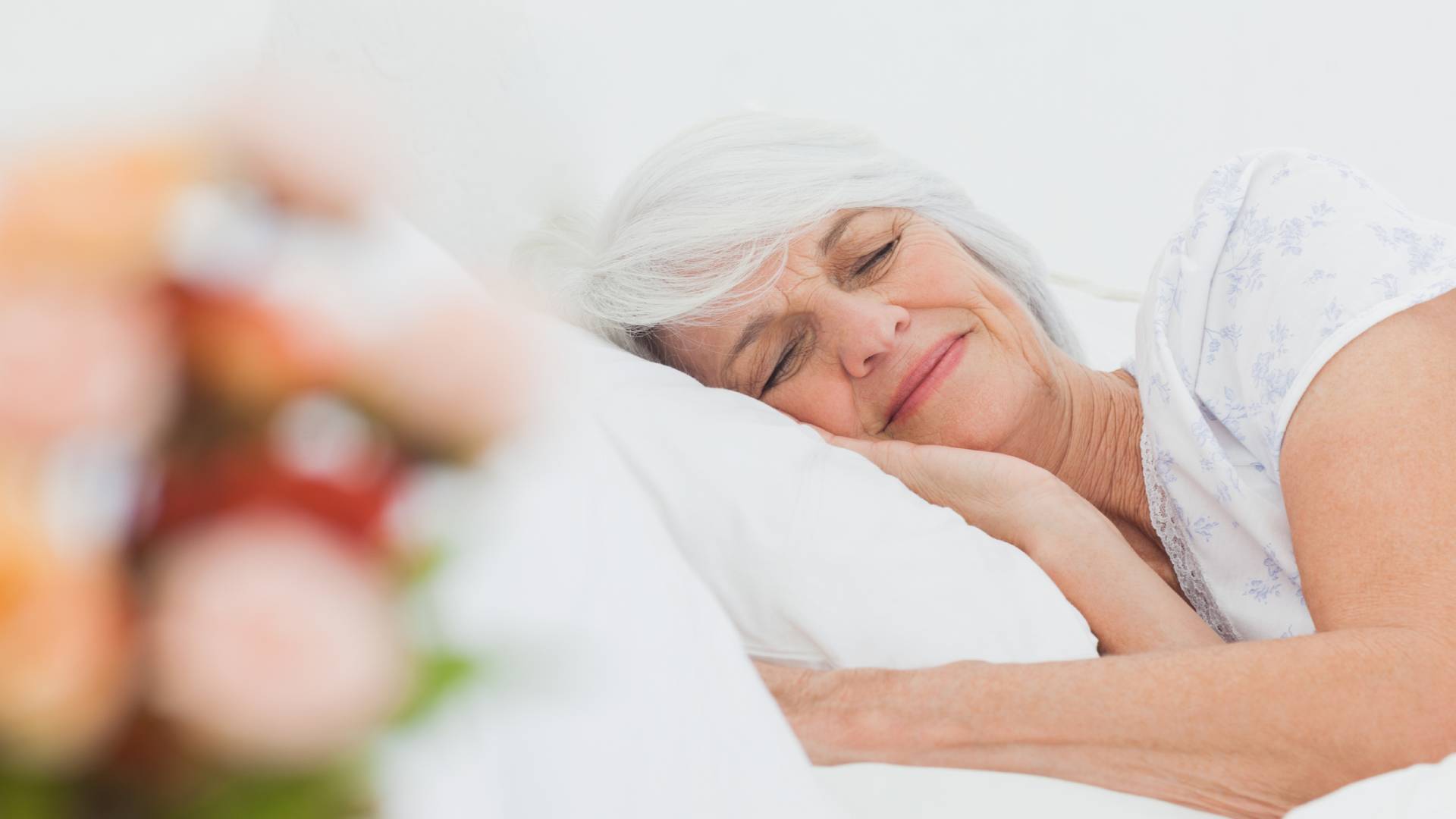 Babciny sposób na anielskie sny z  użyciem dzikiej róży.  Wystarczy, że postawisz ją  koło łóżka