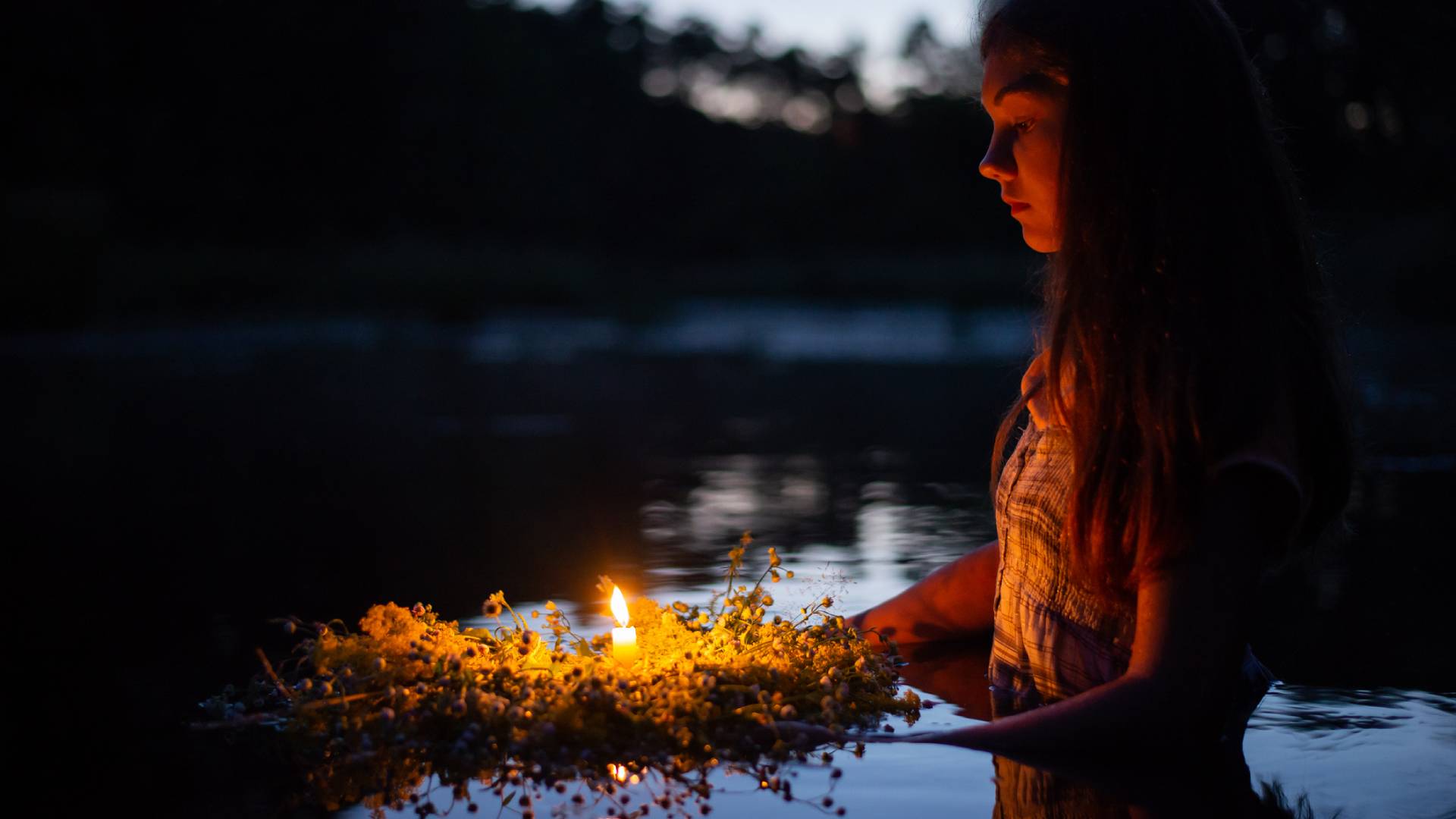 Wróżba z puszczaniem świeczek na wodzie, wskaże ci, co cię czeka w miłości. Wykonaj ją na początku lata