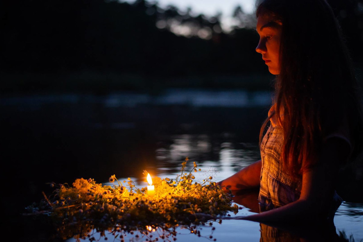 Wróżba z puszczaniem świeczek na wodzie, wskaże ci, co cię czeka w miłości. Wykonaj ją na początku lata