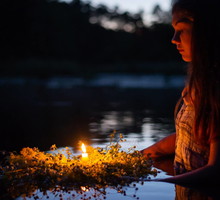 Wróżba z puszczaniem świeczek na wodzie, wskaże ci, co cię czeka w miłości. Wykonaj ją na początku lata