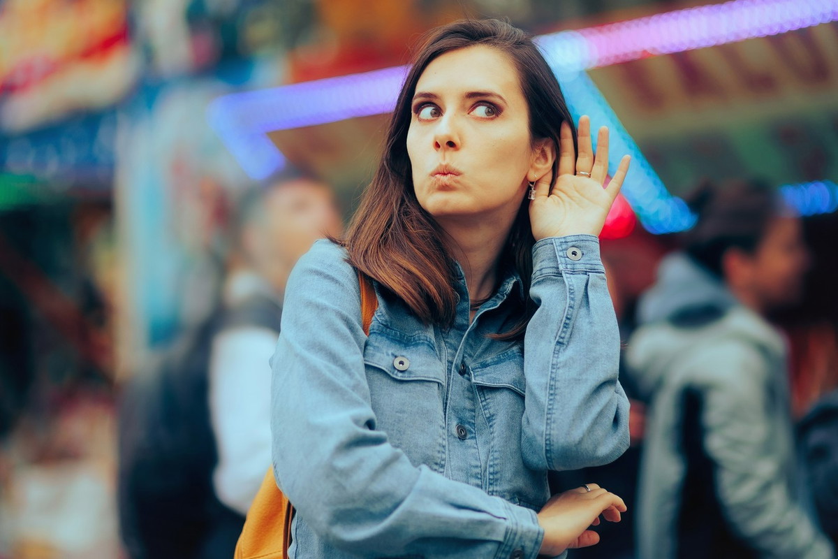 Wskazano 3 najbardziej ciekawskie znaki zodiaku. Wiecznie wsadzają nos w nie swoje sprawy