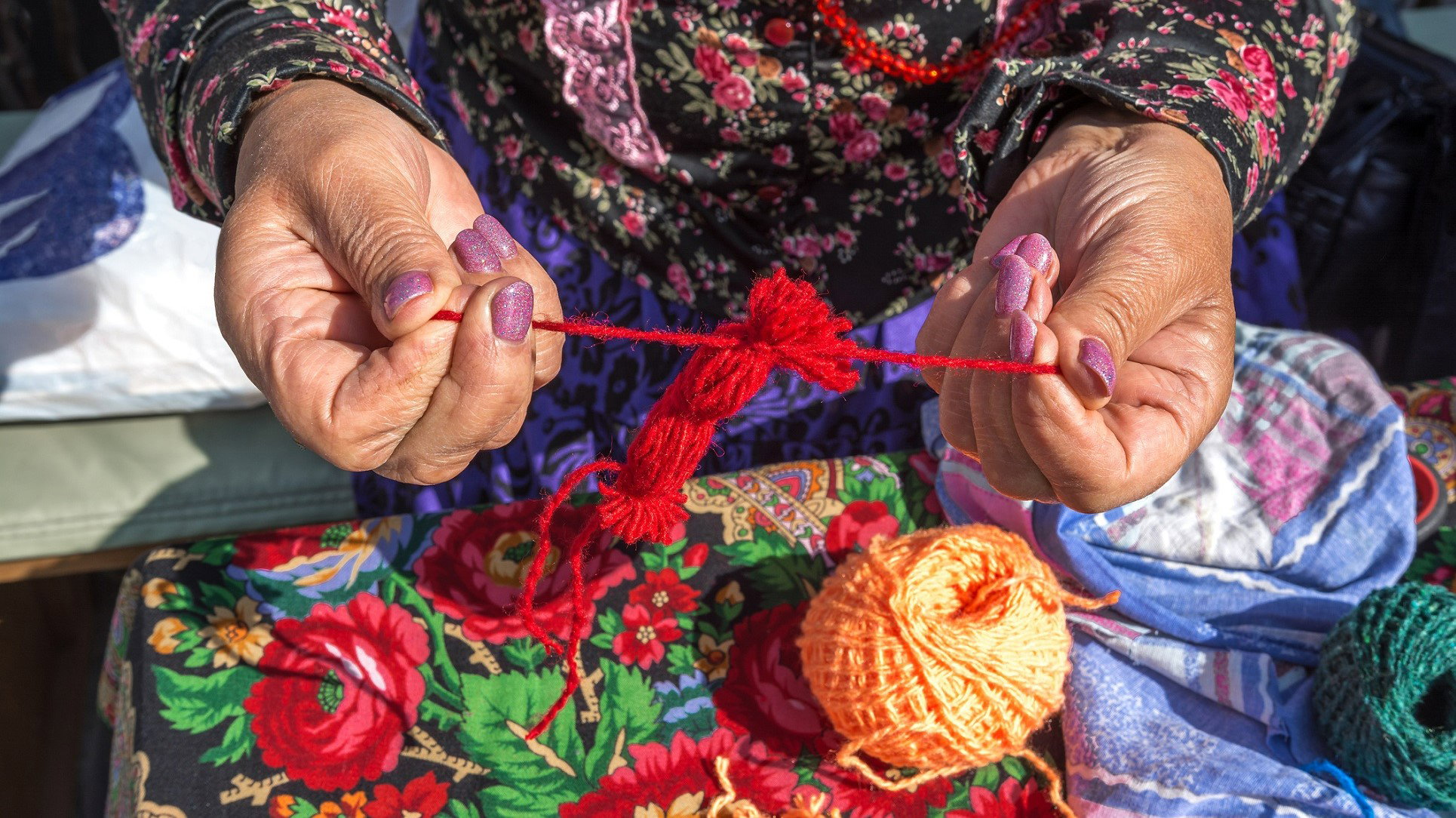 Rytuał Czerwonej Wełny rozwiąże twoje problemy. Przynosi też uwolnienie od stresu