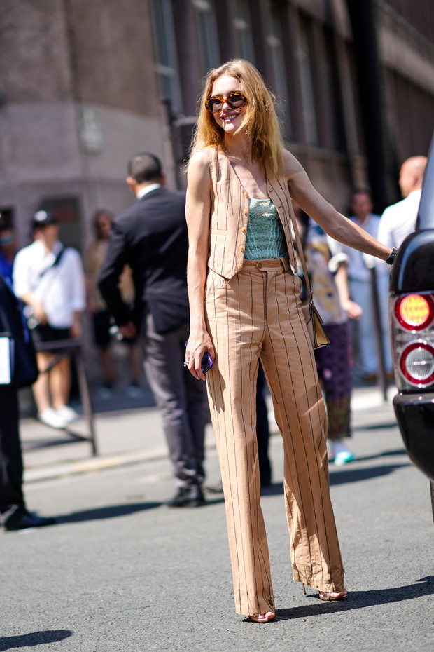 Spodnie w podłużne paski wydłużają nogi