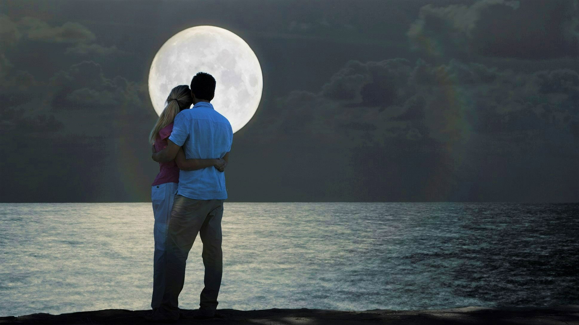 Miłosny rytuał na Pełnię Koźlego Księżyca 2023. Przywróci magię w związku