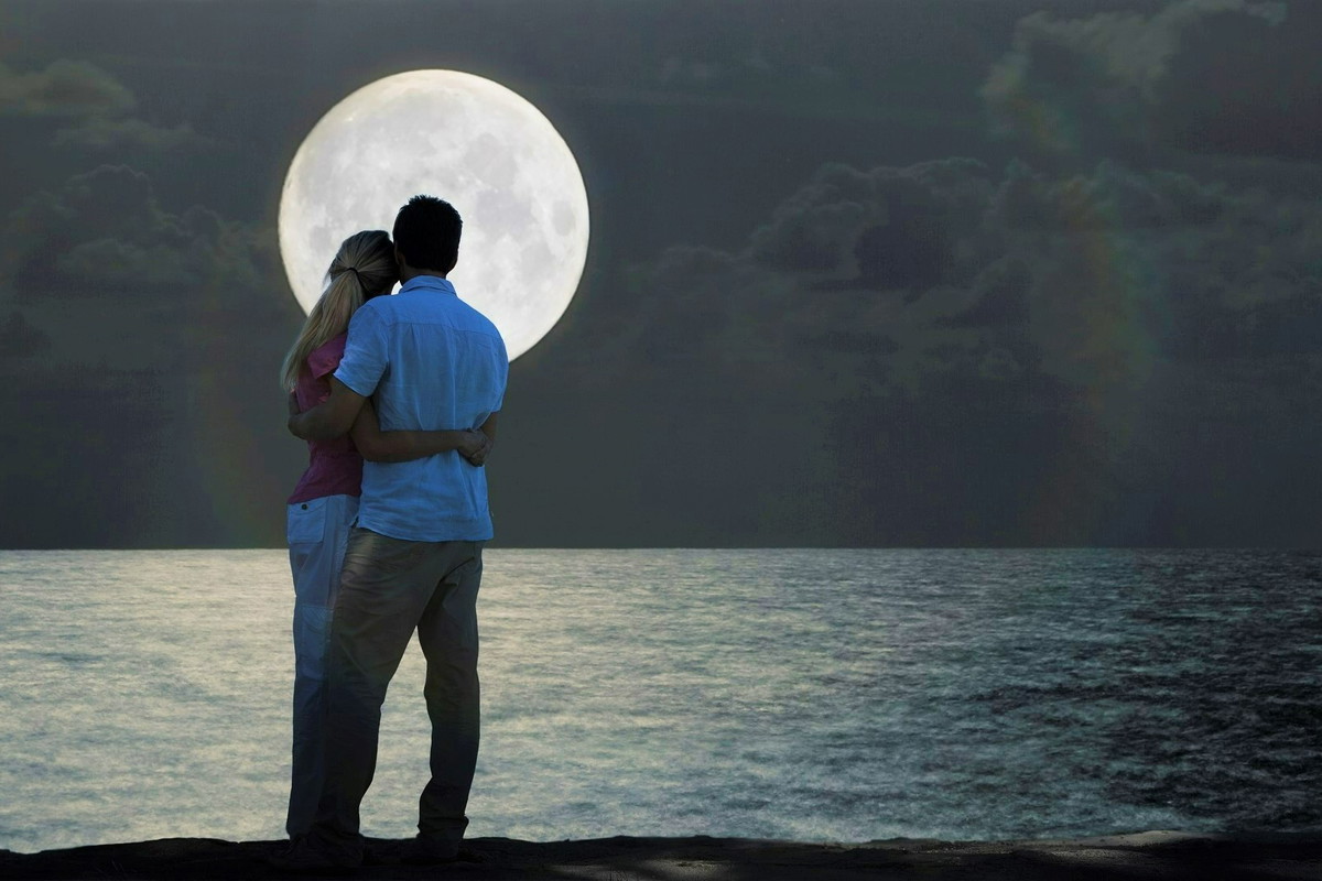 Miłosny rytuał na Pełnię Koźlego Księżyca 2023. Przywróci magię w związku