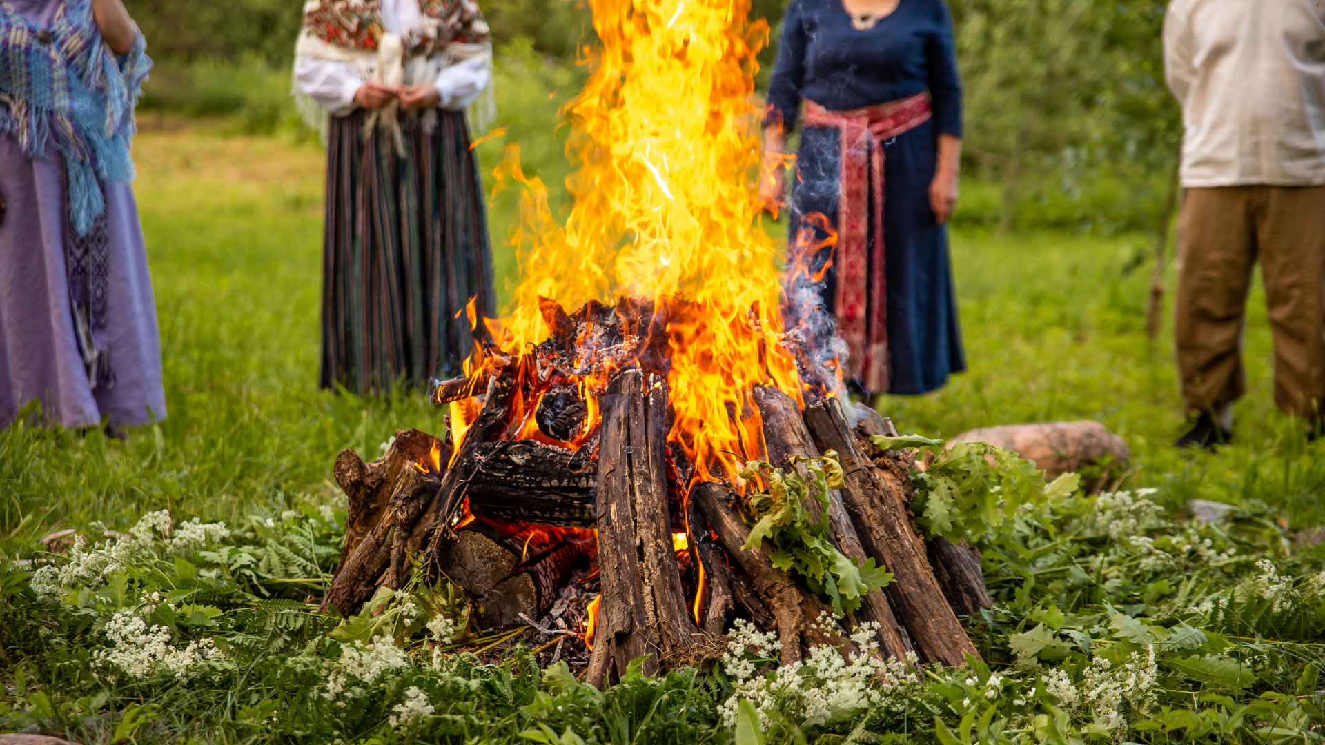 Jak przyciągnąć pieniądze w Noc Świętojańską 24 czerwca wrzuć ten drobiazg do ogniska