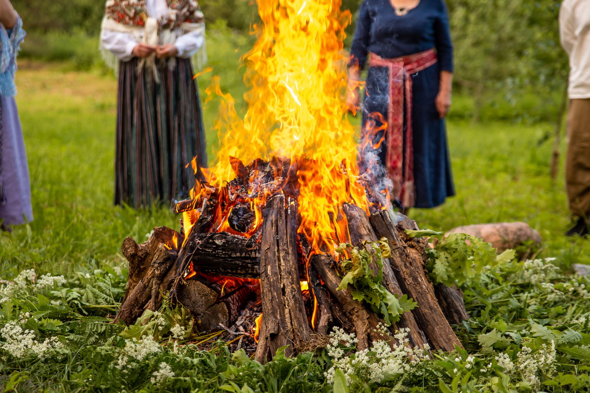 Jak przyciągnąć pieniądze w Noc Świętojańską 24 czerwca wrzuć ten drobiazg do ogniska