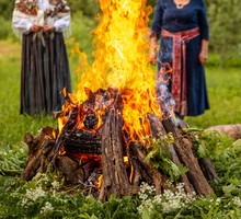 Jak przyciągnąć pieniądze w Noc Świętojańską 24 czerwca wrzuć ten drobiazg do ogniska