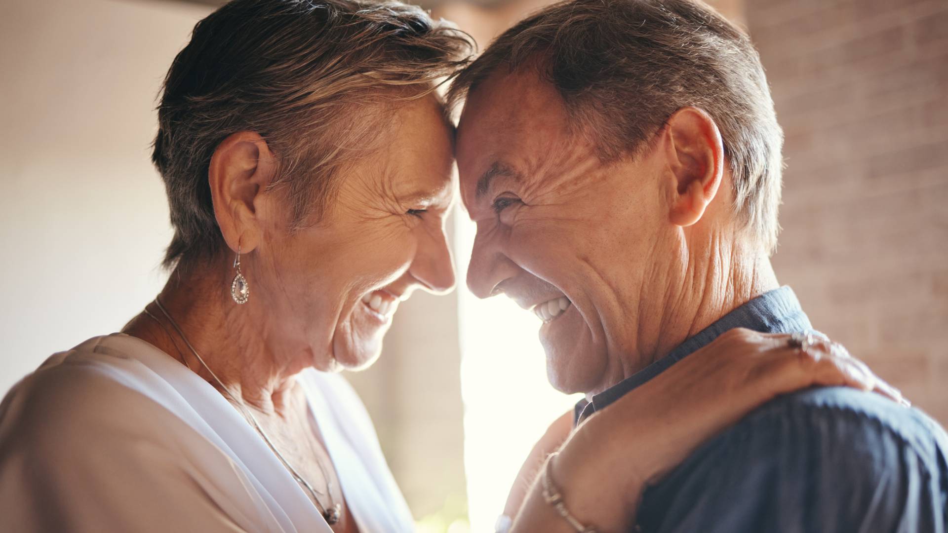 Rytuał Ognistego Spojrzenia na rutynę w związku. Wystarczą 2 składniki, a emocje powrócą
