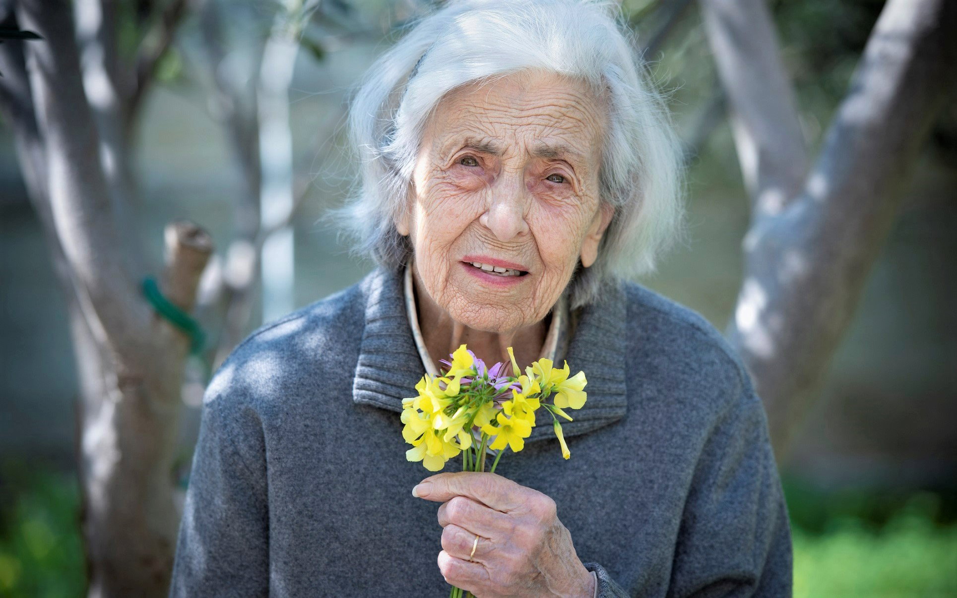 Babcia z Pomorza radzi: nigdy nie rób tego z obrączką. Inaczej czeka cię rozstanie