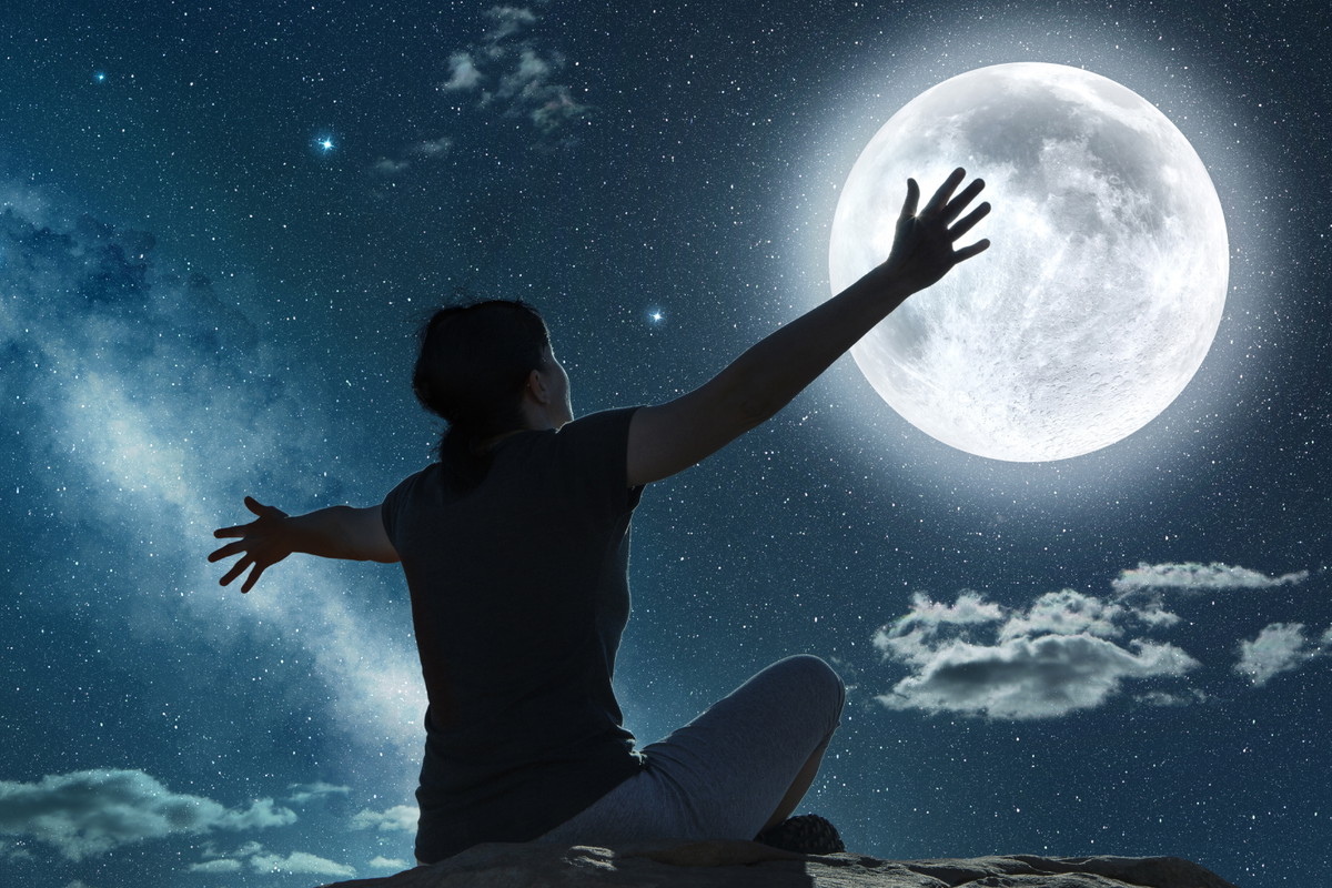 Rytuał na pełnię Koźlego Księżyca. Włóż ten 1 drobiazg pod poduszkę, a osiągniesz wszystko, czego pragniesz