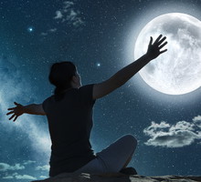 Rytuał na pełnię Koźlego Księżyca. Włóż ten 1 drobiazg pod poduszkę, a osiągniesz wszystko, czego pragniesz