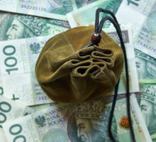 Rytuał Złotej Sakwy na pomnożenie pieniędzy. Wystarczą 3 minuty, by przyciągnąć fortunę