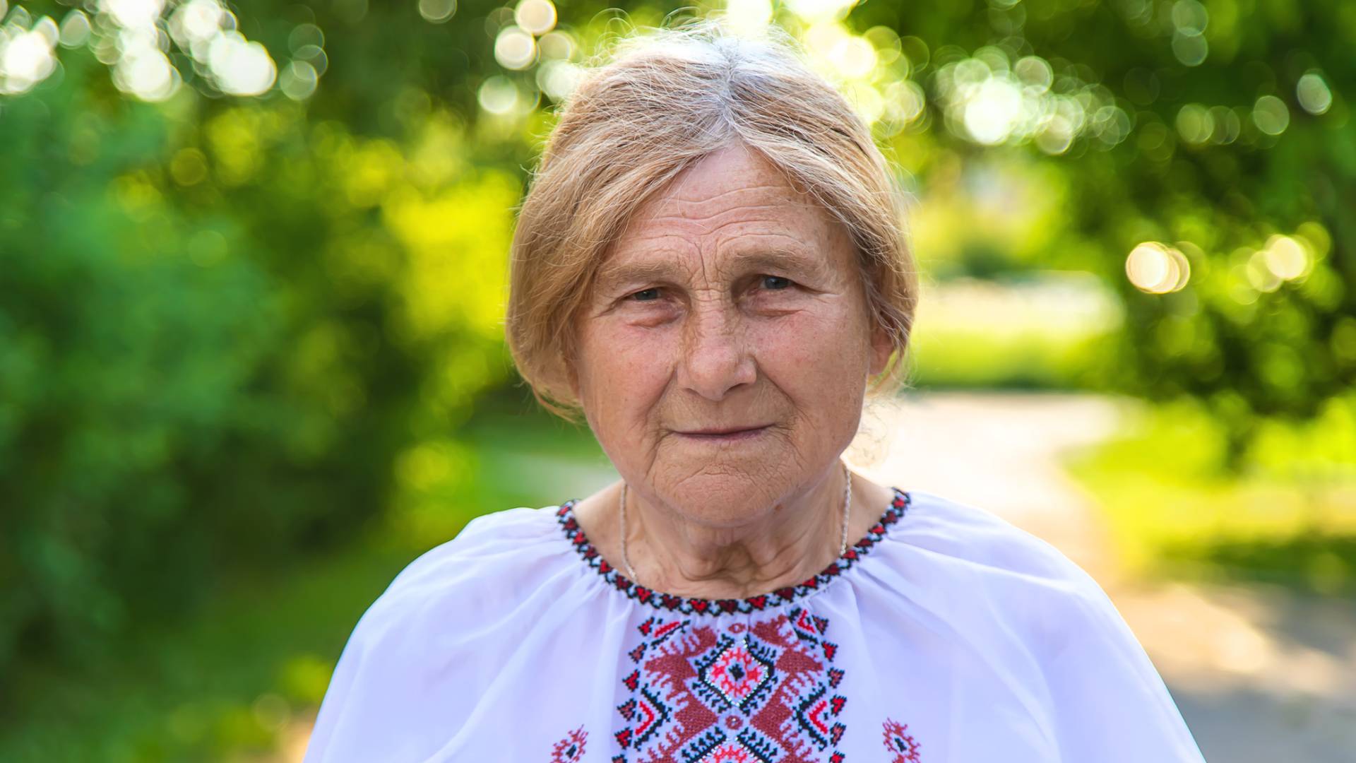 Babciny sposób na obgadywanie. Ochroni cię, ale tylko pod 1 warunkiem