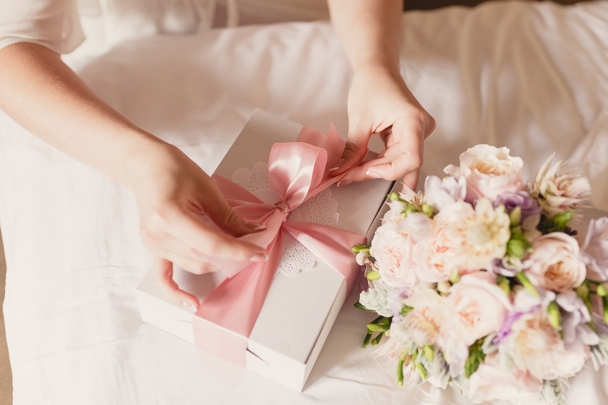 Przesądy ślubne: pod żadnym pozorem nie dawaj tego przyszłej pannie młodej. To zrujnuje jej ślub