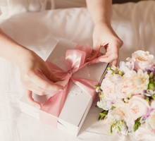 Przesądy ślubne: pod żadnym pozorem nie dawaj tego przyszłej pannie młodej. To zrujnuje jej ślub