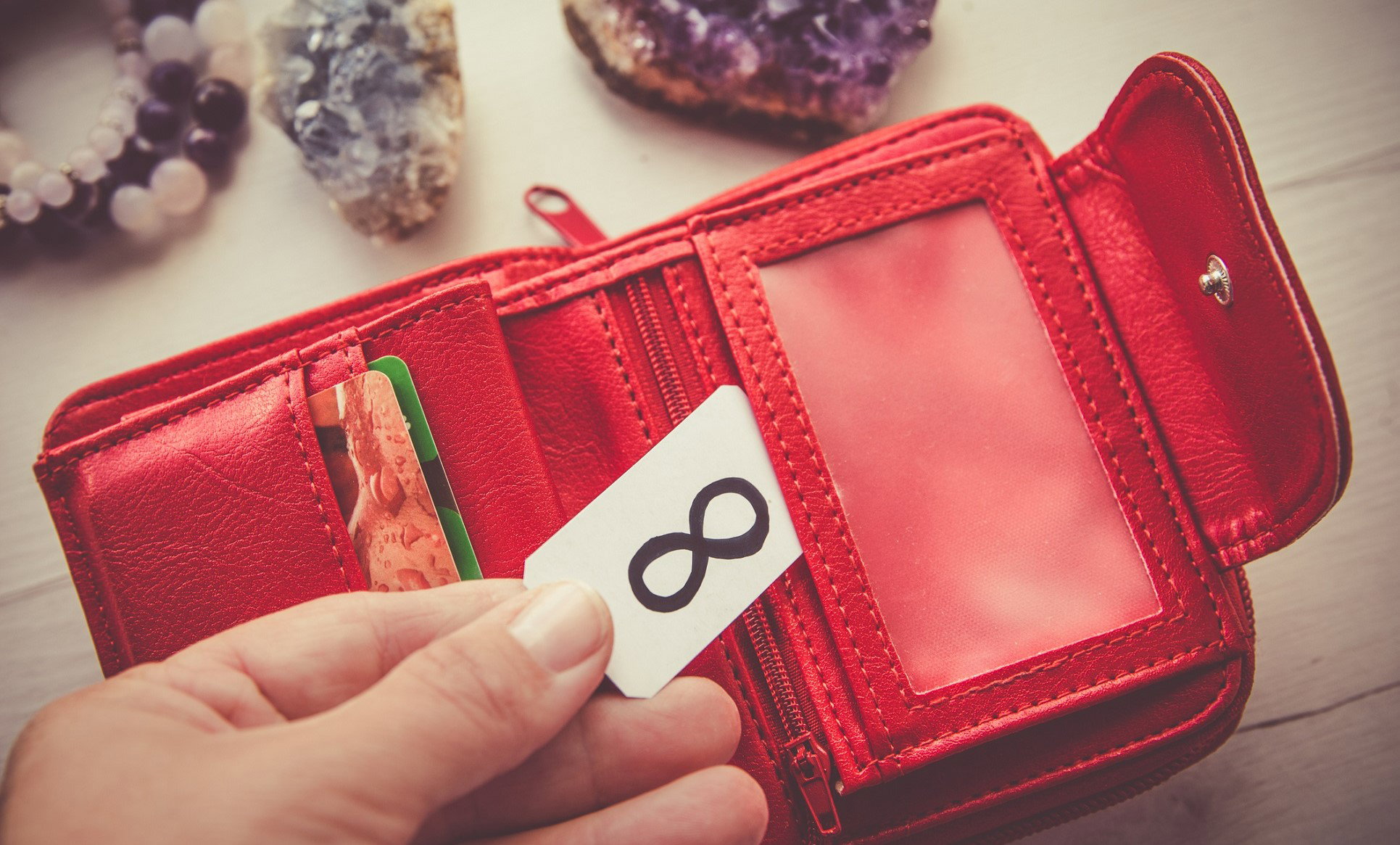 Włóż ten drobiazg do portfela, a wydatki do ciebie wrócą. Zrobisz to w 3 minuty