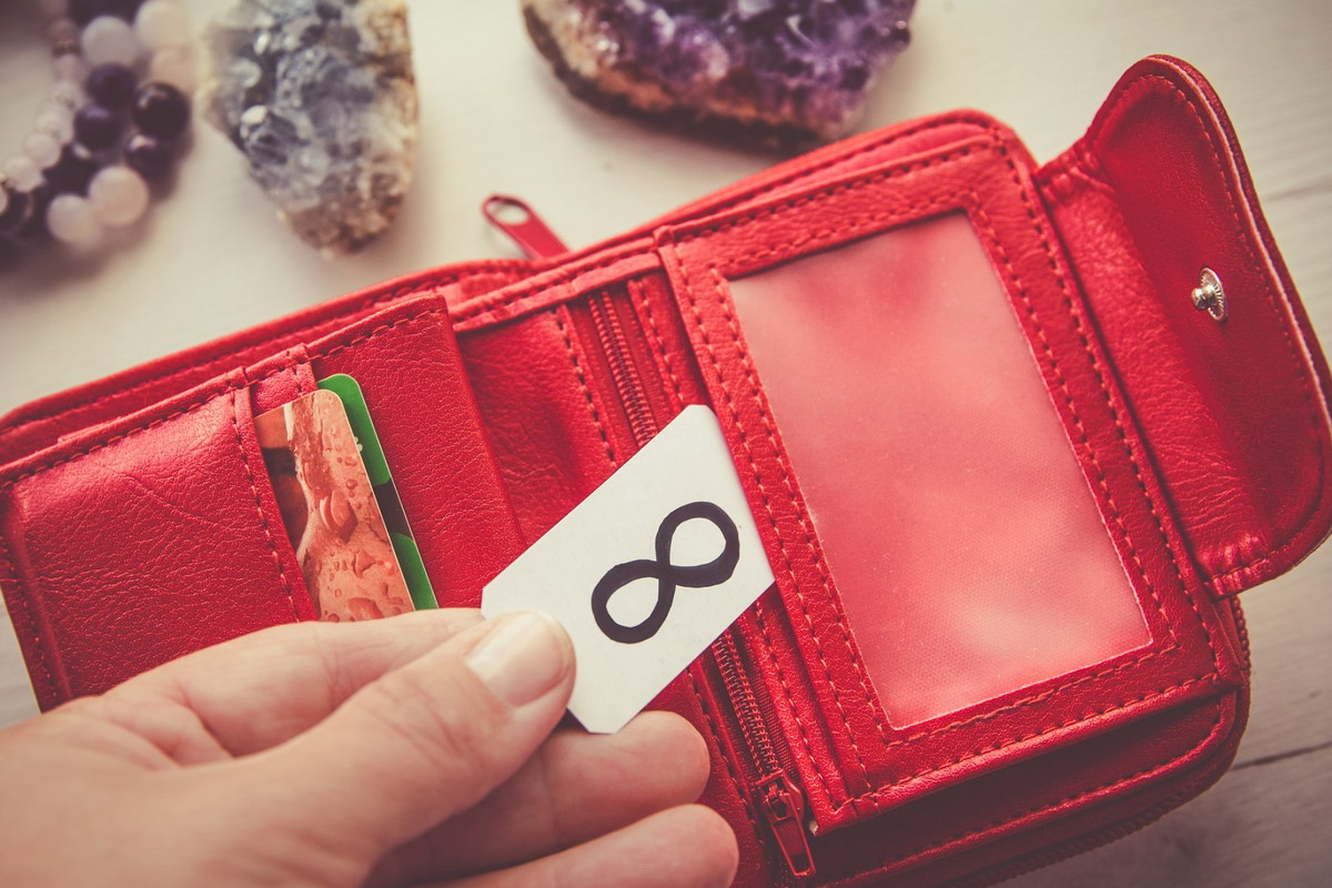 Włóż ten drobiazg do portfela, a wydatki do ciebie wrócą. Zrobisz to w 3 minuty