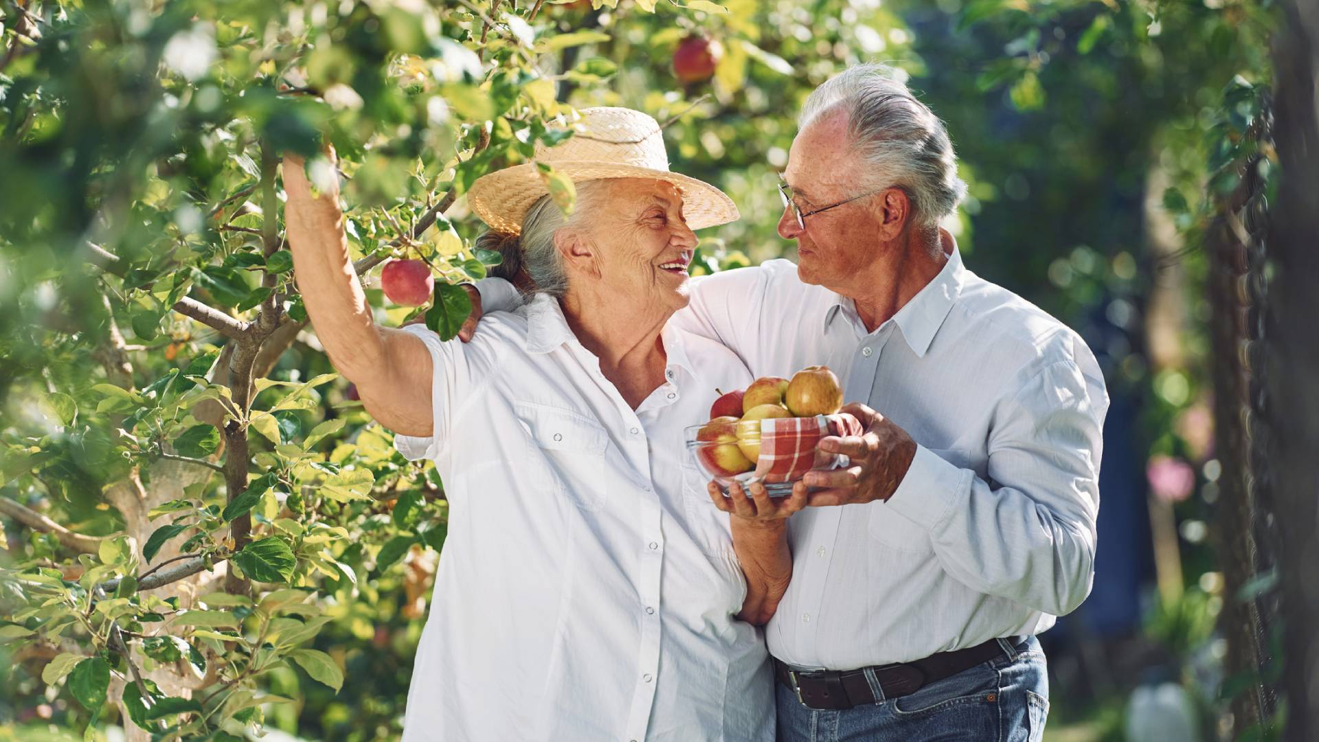 Rytuał Złotego Jabłka na pecha w miłości. Wystarczy 1 owoc, by odmienić swój los