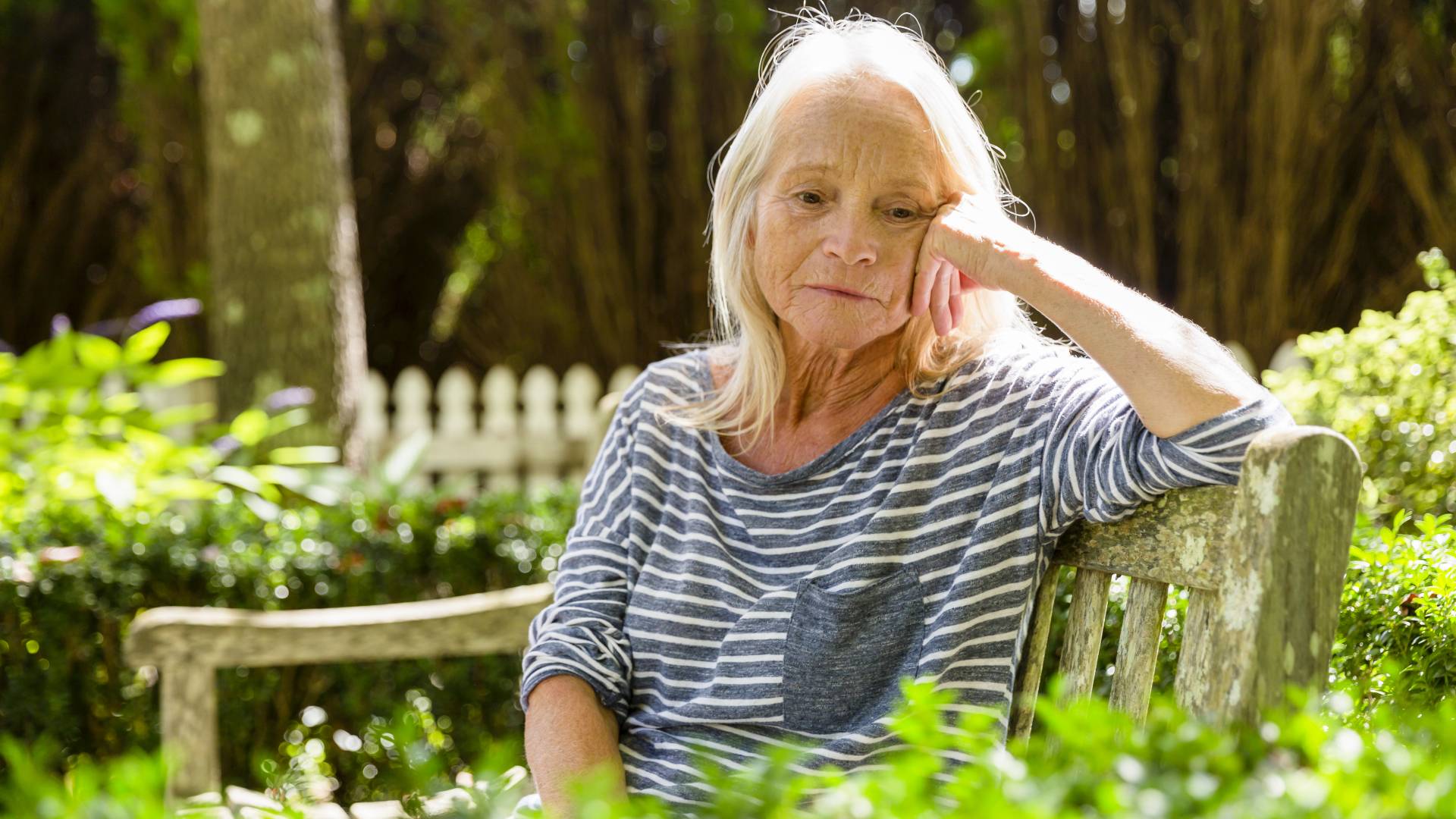 Złotolitka lśniącobrzucha przynosi pecha w miłości. Jest piękna, ale podstępna