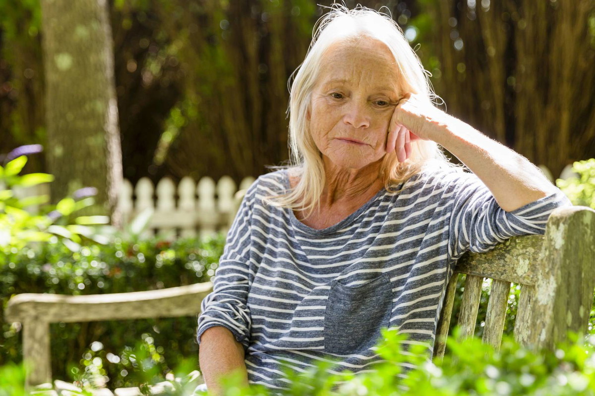 Złotolitka lśniącobrzucha przynosi pecha w miłości. Jest piękna, ale podstępna