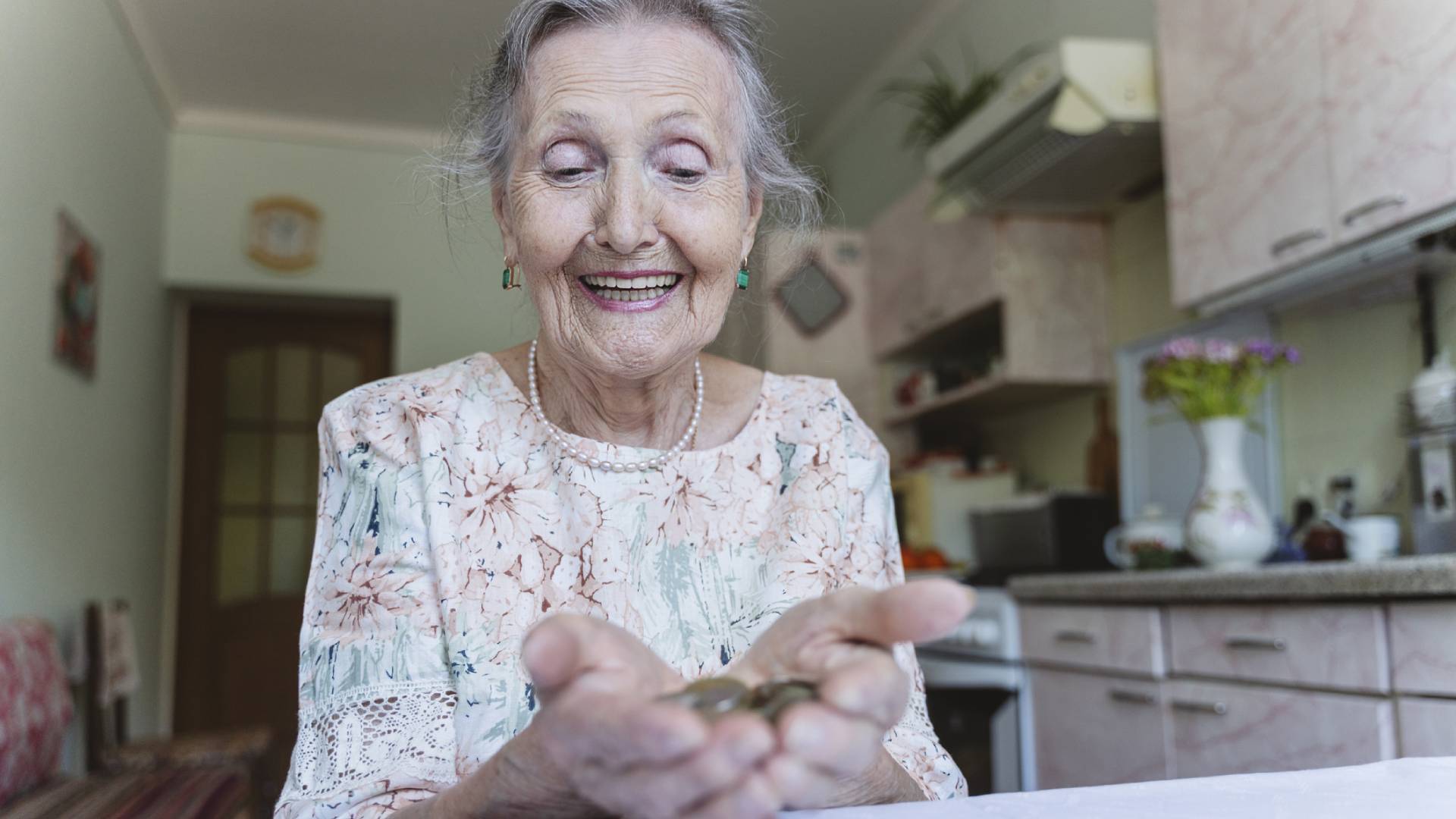 Karteczka z intencją na pieniądze to dobry patent na pełny portfel. Miej ją zawsze w zasięgu ręki