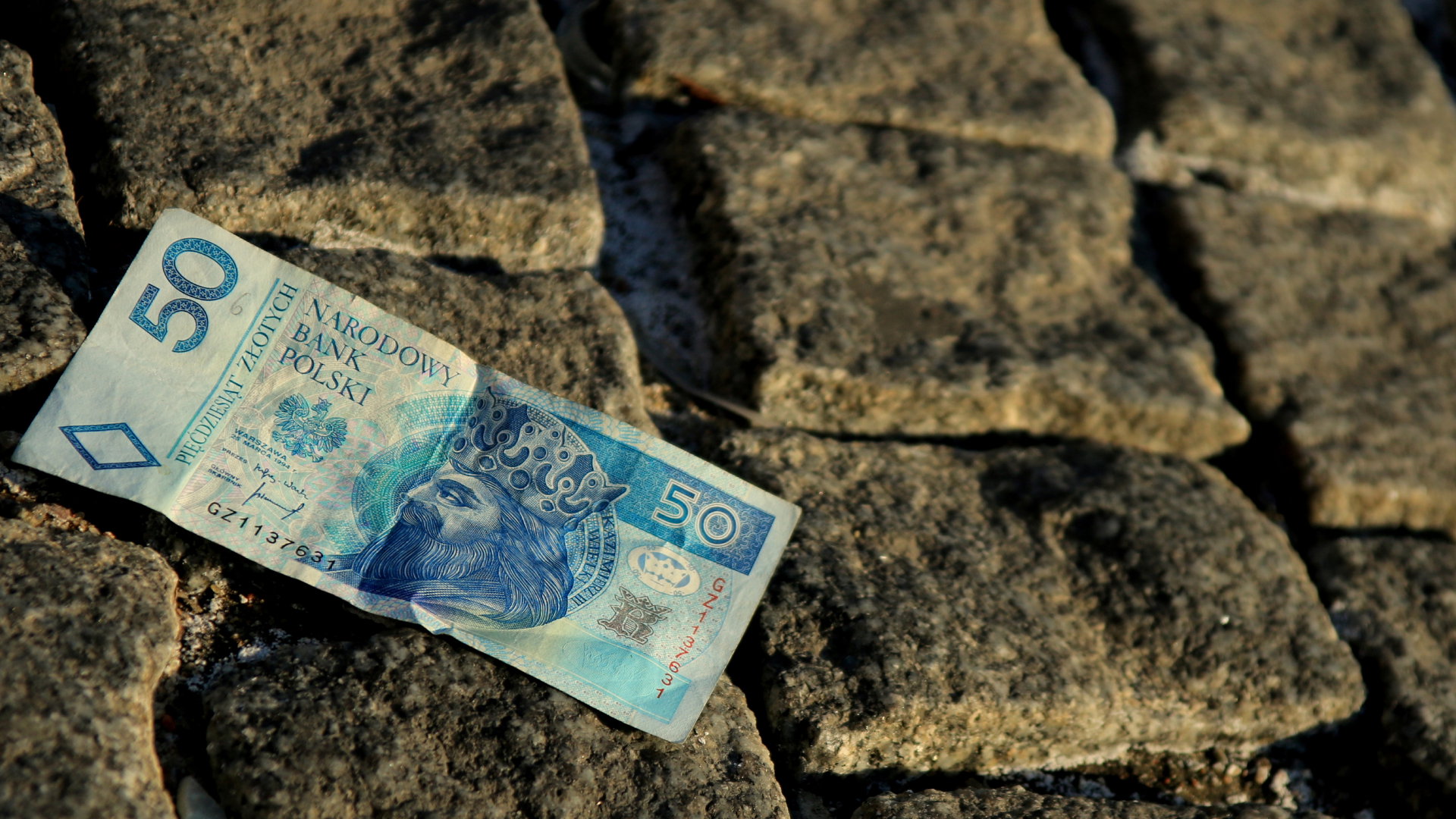 Co zrobić, gdy pieniądz spadł ci na ziemię Uważaj na tę 1 rzecz, bo stracisz wszystko