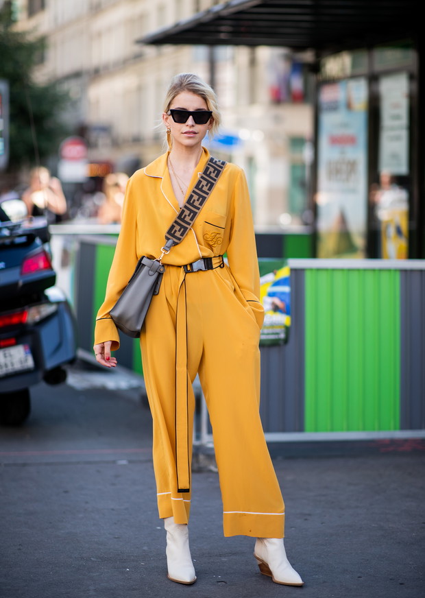 Duże logo na ubraniach i dodatkach na jesień 2018: trendy moda jesień 2018