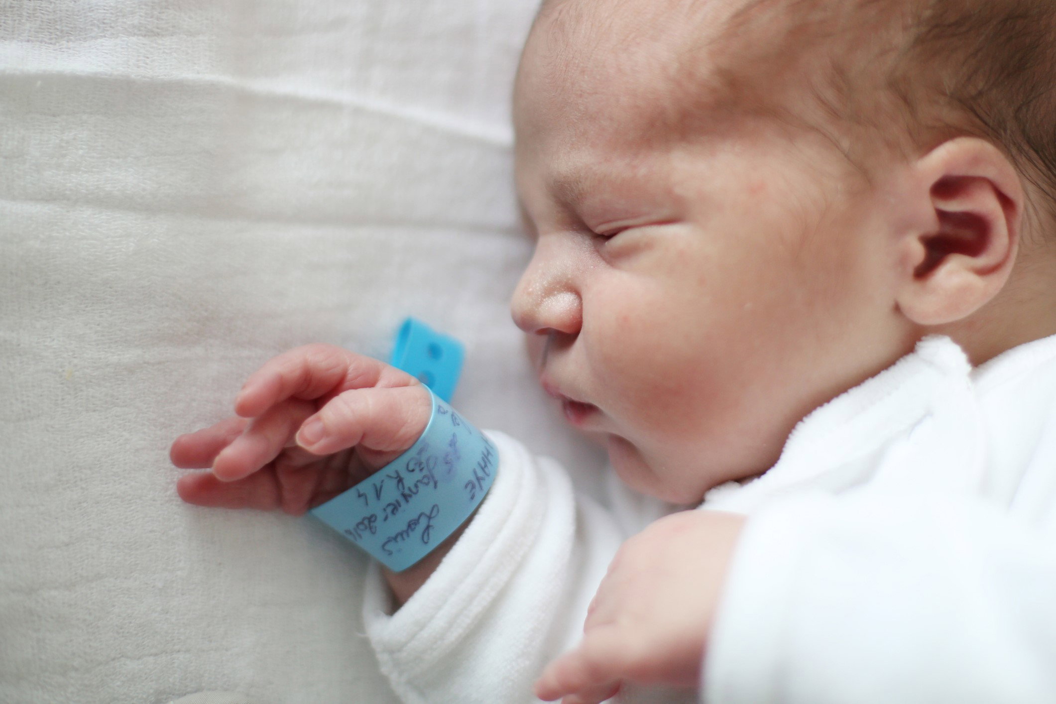 Matka porzuciła noworodka w środku zimy. Zostawiła je w kartonie. List zostawiony przy dziecku łamie serca