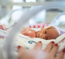 Noworodki w plastikowych torebkach. Zdziwicie się, jaką rolę pełni ta szokująca metoda!