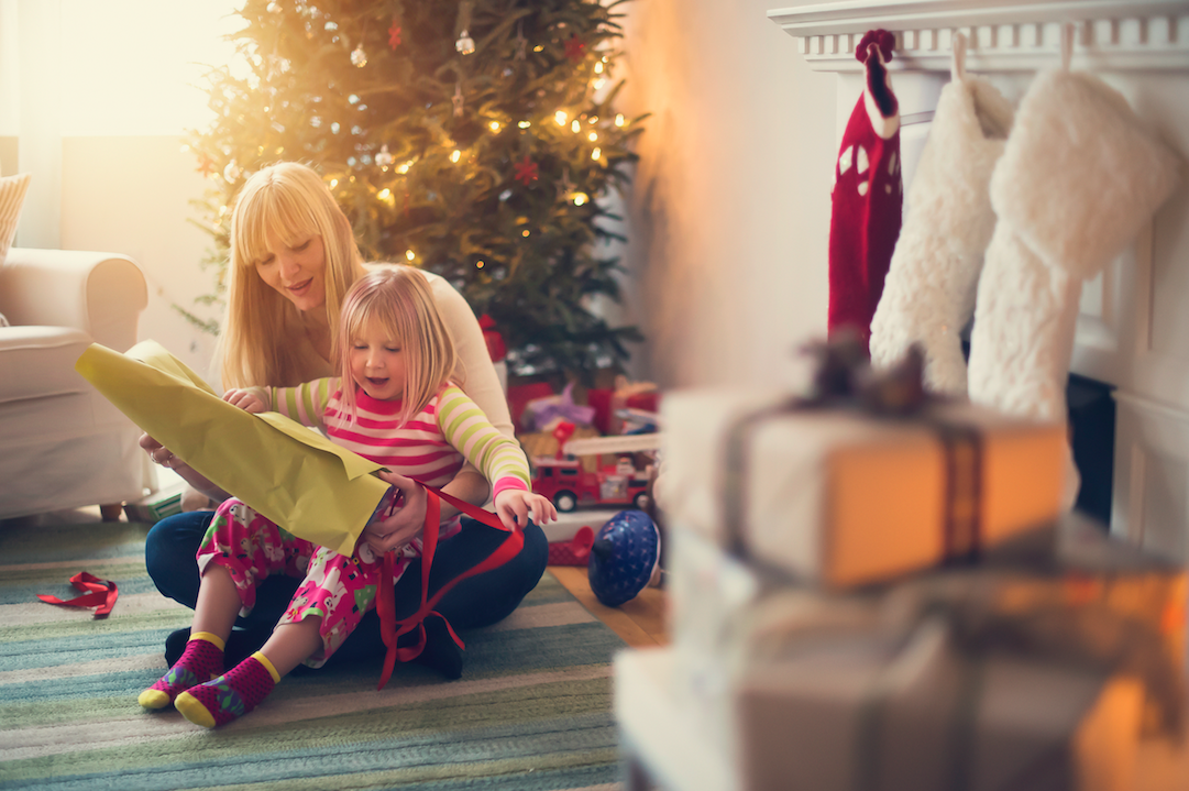 mama i córka otwierają świąteczny preznt
