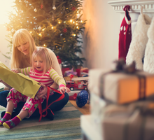 mama i córka otwierają świąteczny preznt