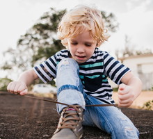 Jak nauczyć dzieci wiązać buty? Instrukcja w kilku krokach