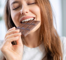 Dziewczyna je czekolade