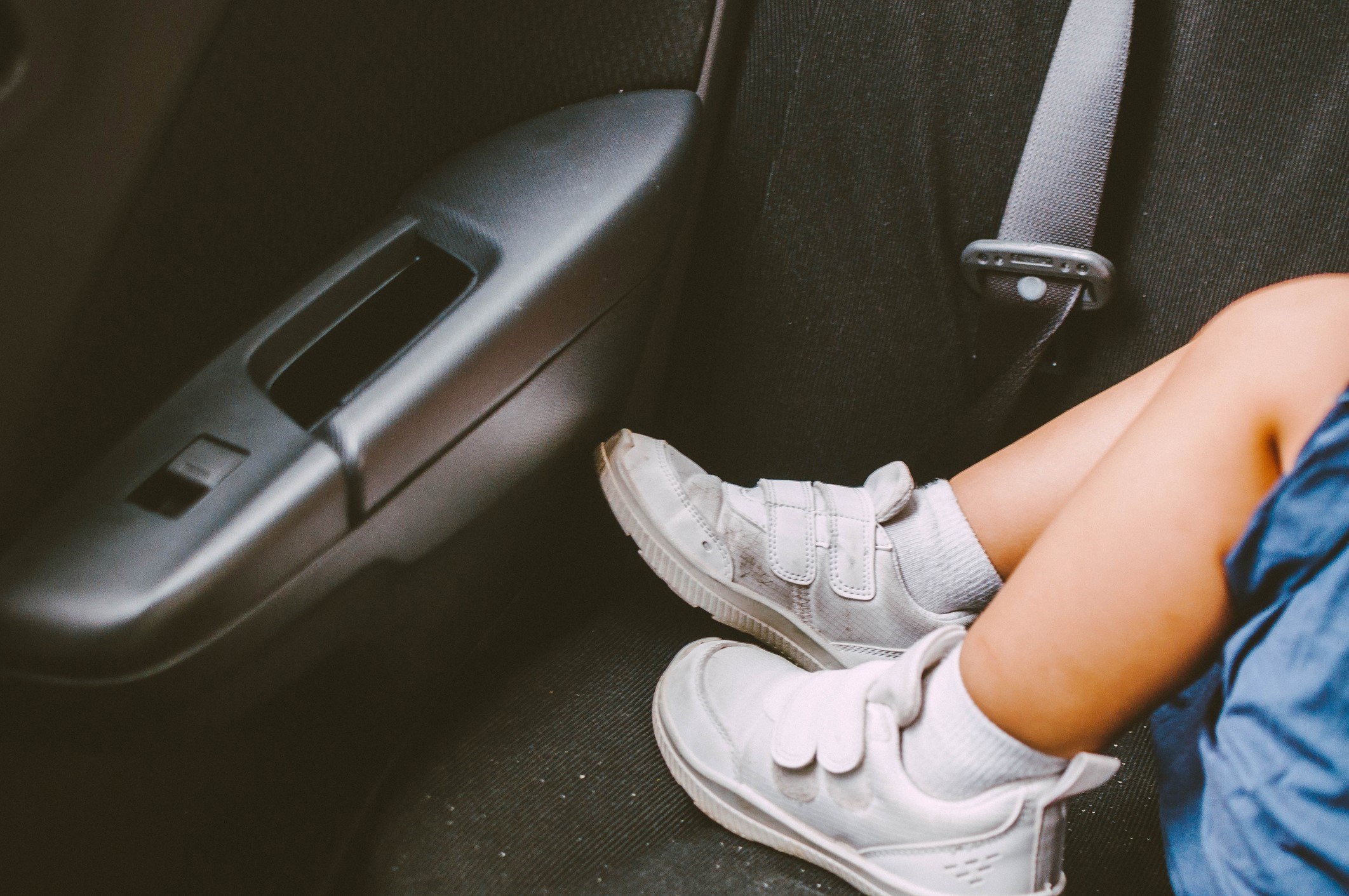 Matka zostawiła 1,5-roczne dziecko w nagrzanym aucie na kilka godzin. Chłopiec nie przeżył. To plaga każdego lata