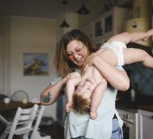 Rodzice szukają opiekunek, które przeszły COVID-19. "Chcemy mieć pewność, że nie przyniesie nam choroby do domu"