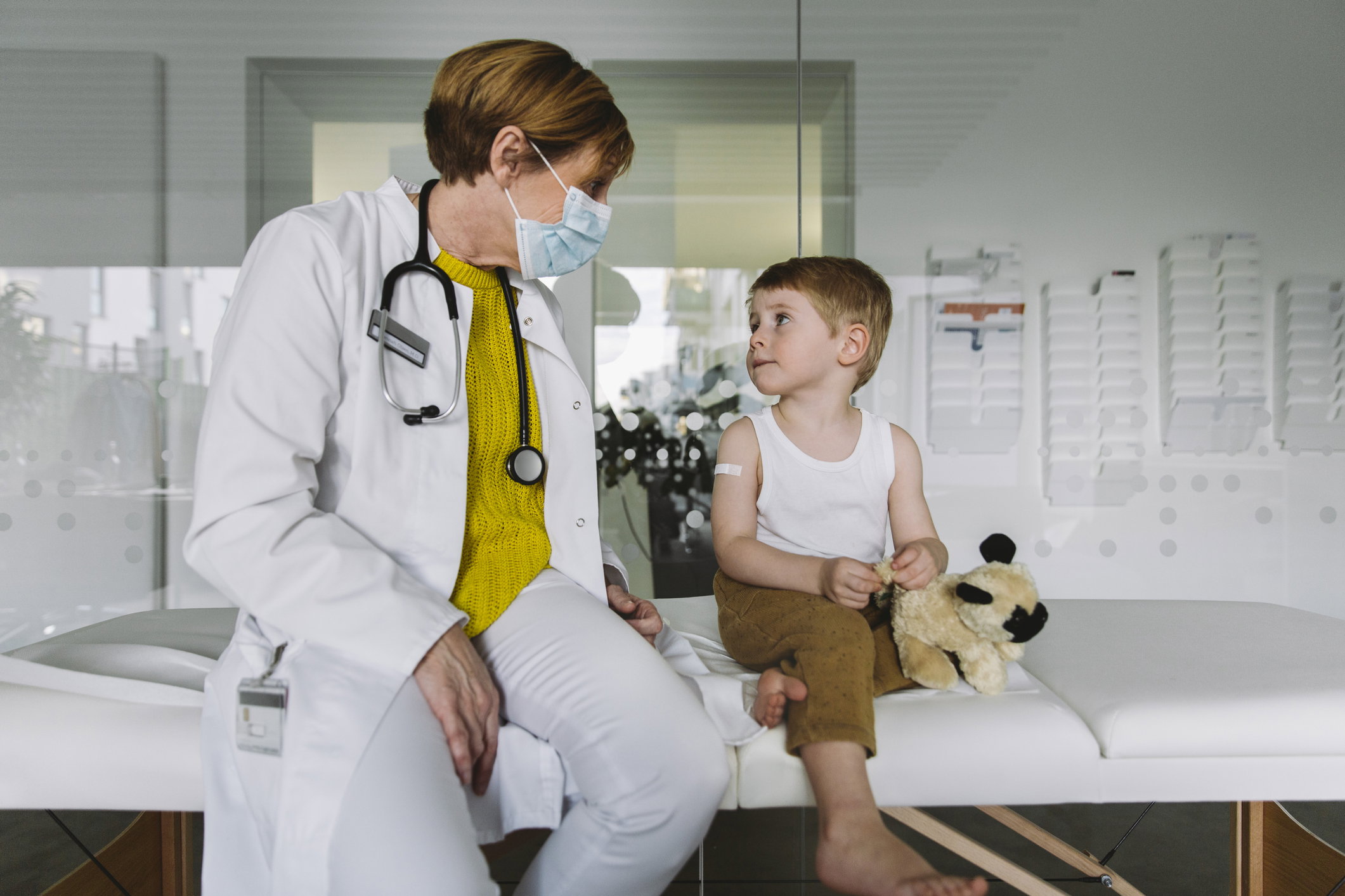 Przełomowe badania polskich naukowców: czy dzieci z nowotworem nie muszą bać się koronawirusa?