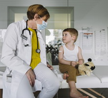 Przełomowe badania polskich naukowców: czy dzieci z nowotworem nie muszą bać się koronawirusa?