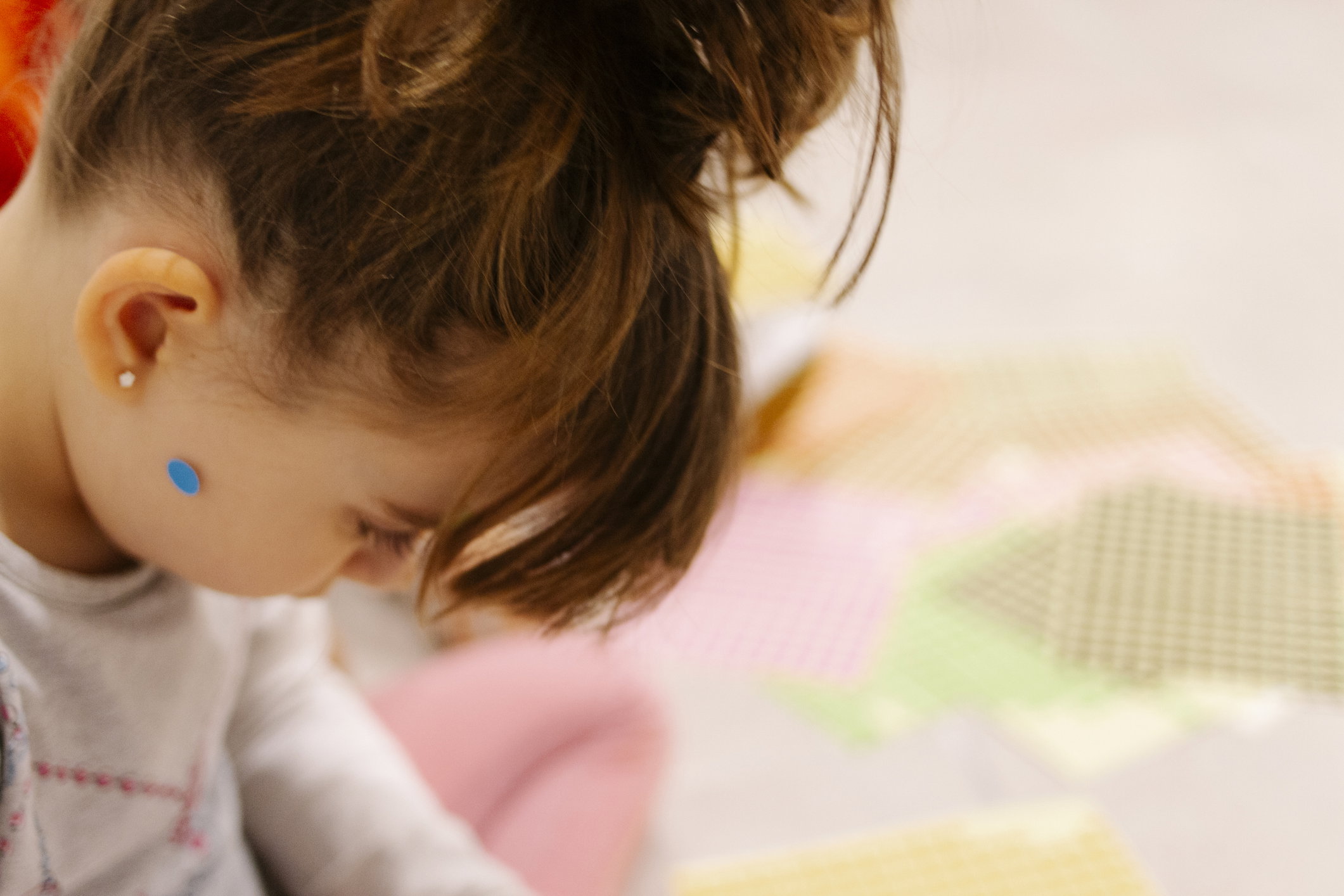 Przekłuwanie uszu dzieciom