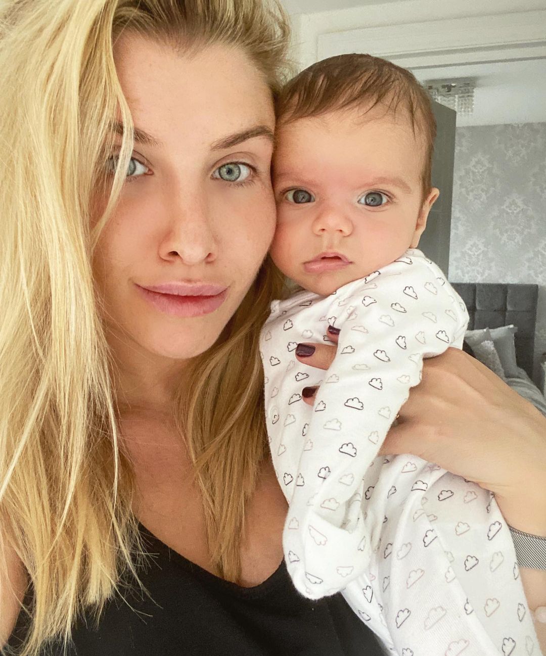 Karmiąca mama zachwycona efektami stosowania kobiecego mleka na twarz. Jej zdaniem "płynne złoto" działa odmładzająco