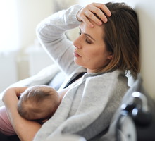 Huśtawka nastrojów podczas karmienia piersią? To może być D-MER. Co to znaczy? Jaki z tym walczyć?