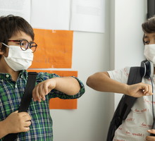 Burza wokół powrotu dzieci do szkół: "Wypychają dzieci do szkół tylko po to, żeby nie płacić zasiłków"