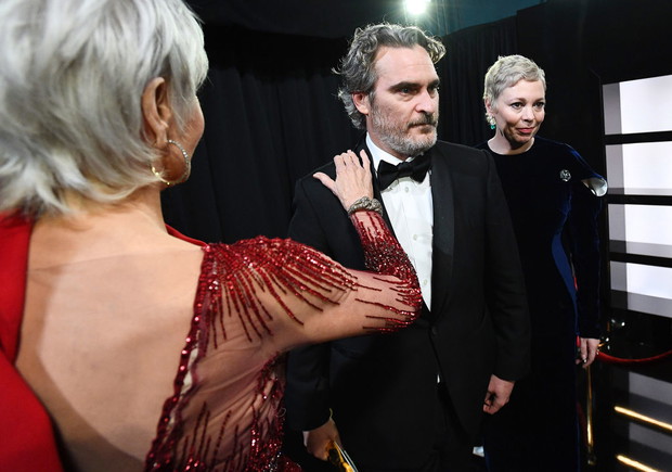 Jaoquin Phoenix z Olivią Coleman i Jane Fondą za kulisami Oscary 2020