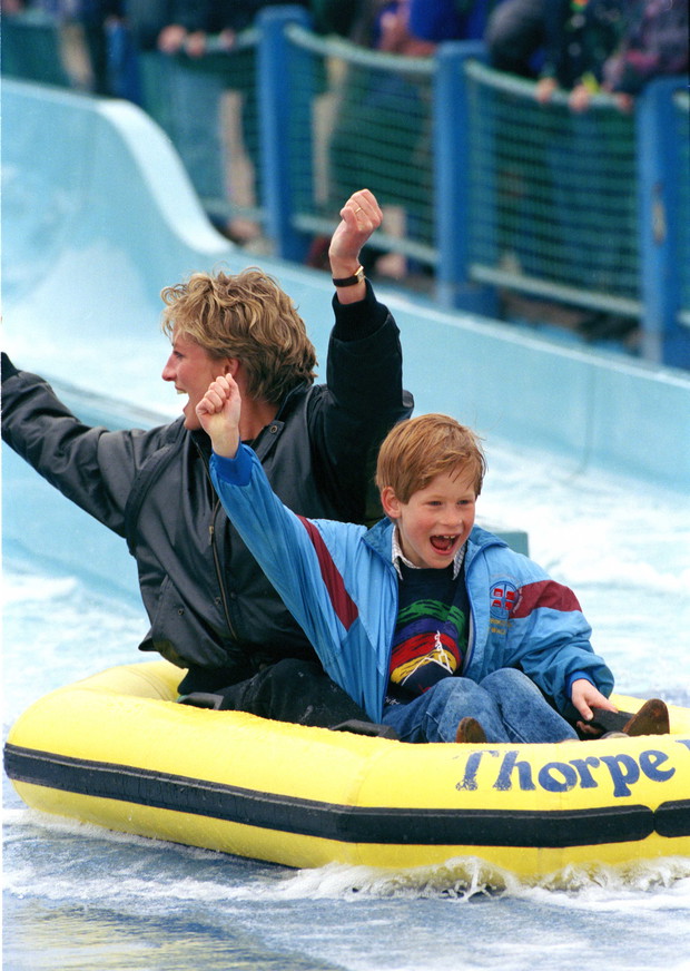 Księżna Diana z księciem Harrym w parku rozrywki, 1993 rok.