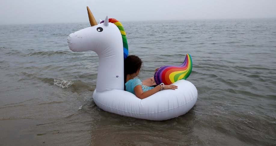 Dziecko dryfujące na jednorożcu po otwartym morzu - jeśli jeszcze nie widziałaś, koniecznie to zobacz!