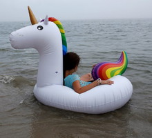 Dziecko dryfujące na jednorożcu po otwartym morzu - jeśli jeszcze nie widziałaś, koniecznie to zobacz!